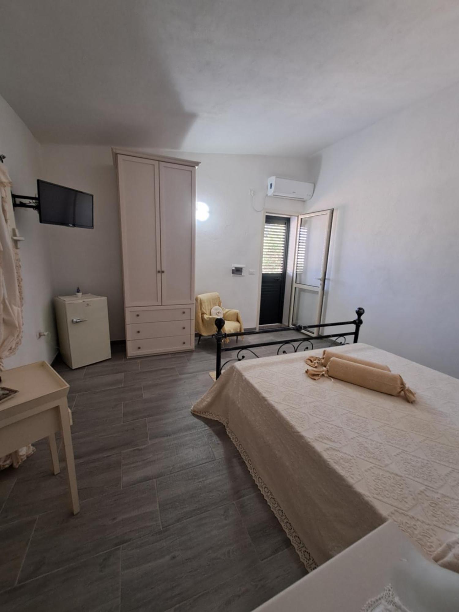 B&B Li Salcuneddi Aglientu Exteriör bild